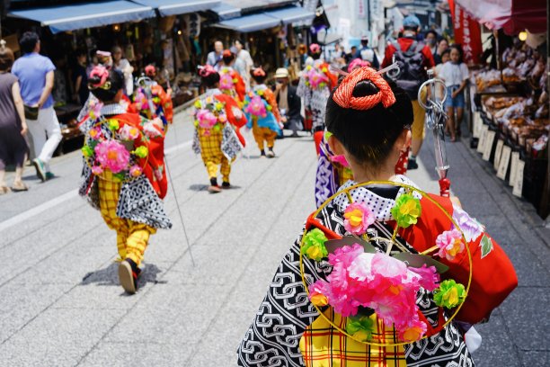 2023年7月9日，日本成田。照片后视图在一个节日里穿着日本传统服装的年轻妇女图片下载