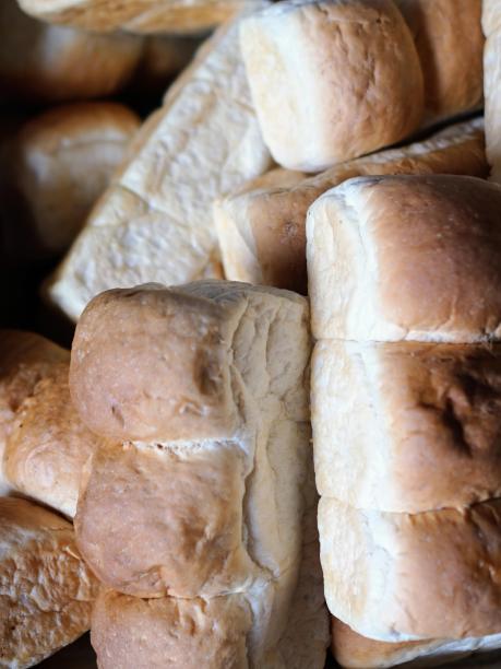 一张桌子上放着一堆面包卷的照片。图片下载