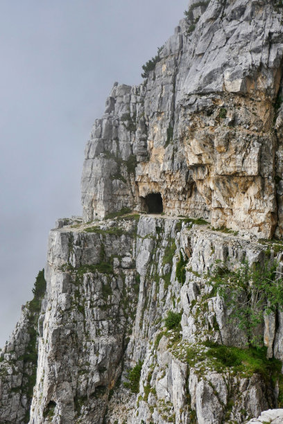 岩石在峡谷，照片作为背景，在帕索比奥山脉，多洛米蒂，阿尔卑斯山脉，锡尼希奥维琴察，意大利北部图片下载