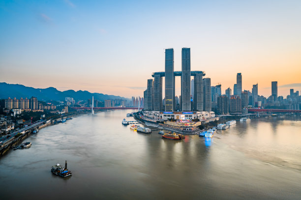 中国重庆朝天门河畔的高层建筑和重庆大剧院的夕阳风光图片下载