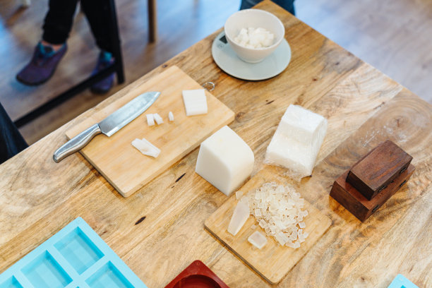 天然肥皂车间。切甘油准备煮沸图片下载