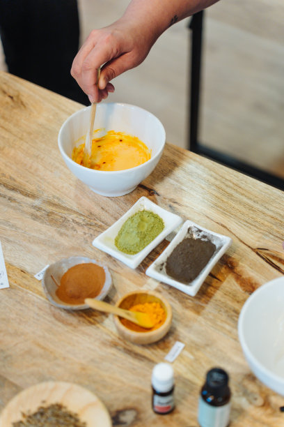 天然肥皂车间。混合各种成分制成肥皂图片下载