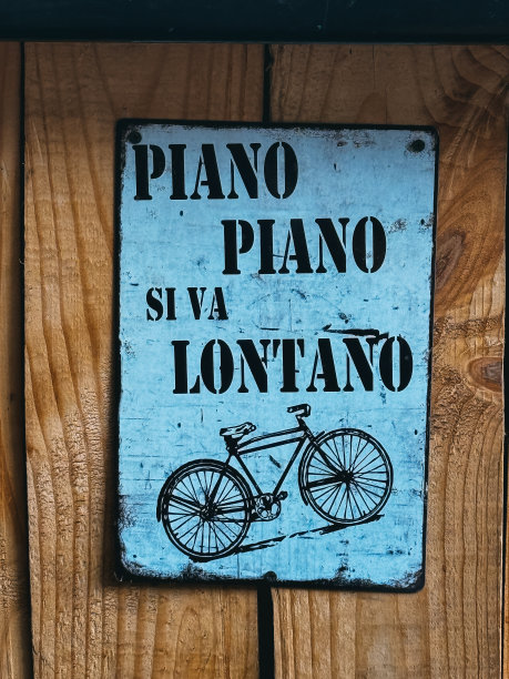 牌子上有一辆自行车，上面写着“钢琴，钢琴，西瓦·朗塔诺”图片下载