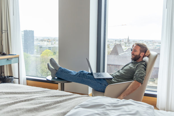 一个在卧室工作的数字游民图片下载