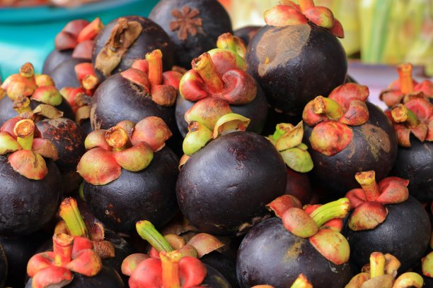 巴厘岛乌布市市场上的一堆山竹图片下载