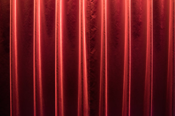 深褶皱的红色窗帘图片下载