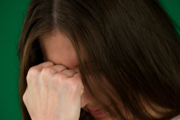 一对年轻夫妇发生性别暴力事件后，一名脸上有淤青和伤口的惊恐女子哭泣的特写照片图片下载