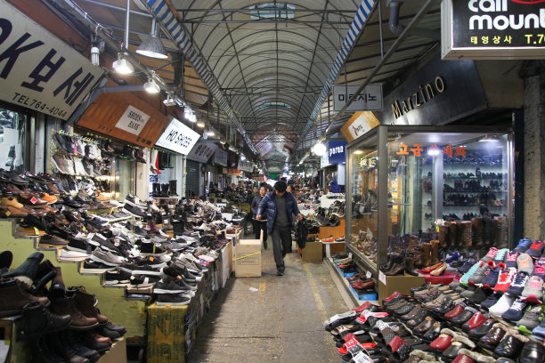 东大门购物中心位于韩国首尔市中心，这里有许多批发商店。图片下载