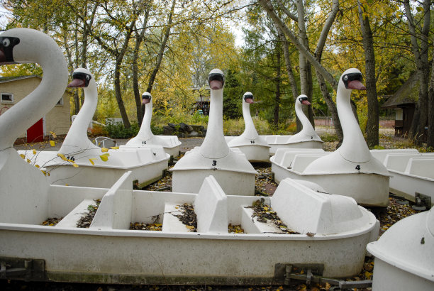 被遗弃在乡村的游乐园。没有人可以看到。这张照片拍摄于2006年。天鹅缆车的病态魅力，废弃的柏林游乐园Spreepark，以前被称为文化公园普兰特瓦尔德。图片下载