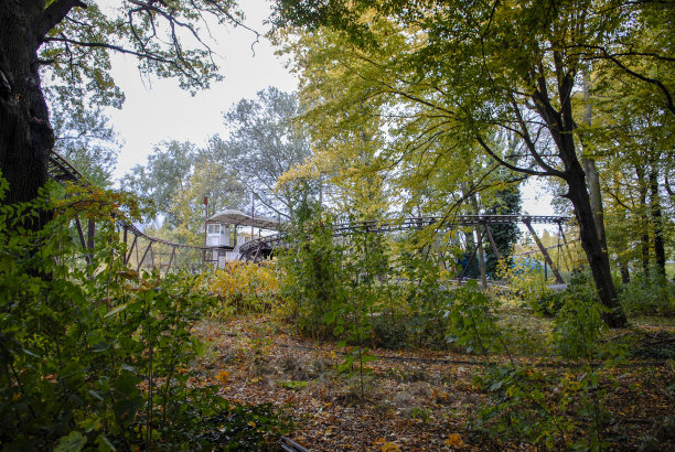 被遗弃在乡村的游乐园。没有人可以看到。这张照片拍摄于2006年。过山车的病态魅力，废弃的柏林游乐园Spreepark，以前被称为文化公园plenterwald。图片下载