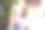 千禧一代女性在阳光明媚的露台上看智能手机的照片。图片下载