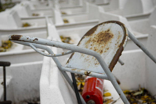 被遗弃在乡村的游乐园。没有人可以看到。这张照片拍摄于2006年。天鹅缆车的病态魅力，废弃的柏林游乐园Spreepark，以前被称为文化公园普兰特瓦尔德。图片下载