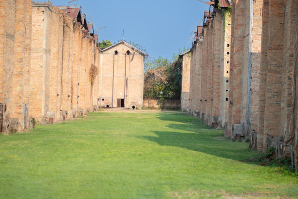烤烟炉:用来烘烤烟叶或烟草炉的形状不寻常的砖砌建筑图片下载