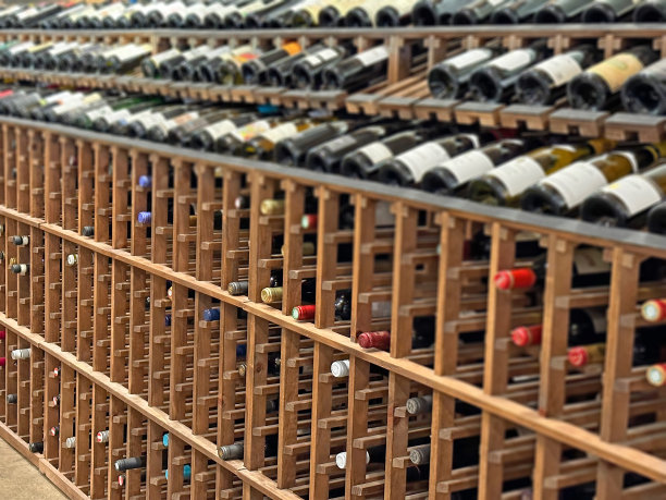 酒窖里的酒瓶图片下载