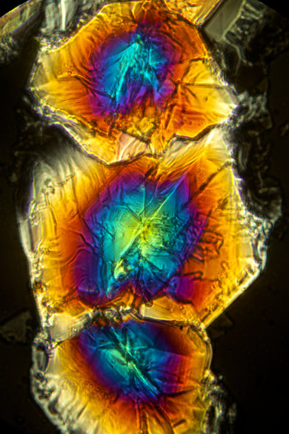 缬氨酸晶体的抽象显微照片，看起来像火山山脉。图片下载