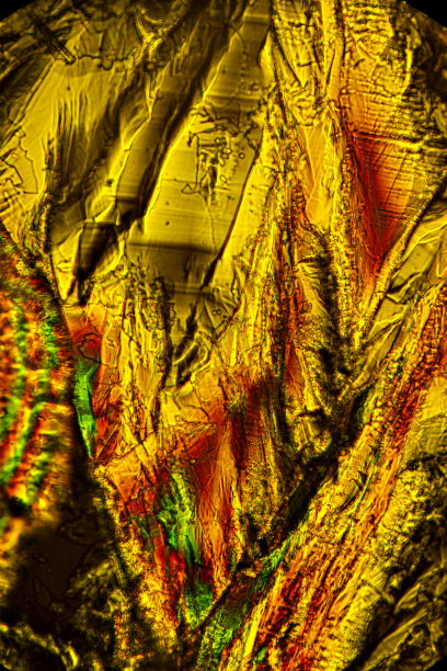 看起来像山的缬氨酸晶体的抽象显微照片。图片下载