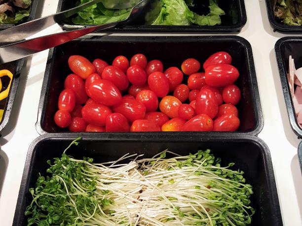 一张摆着各种蔬菜和一把剪刀的桌子的照片。图片下载