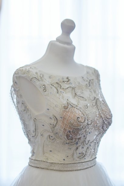 蕾丝和刺绣织物与珠结婚礼服图片下载