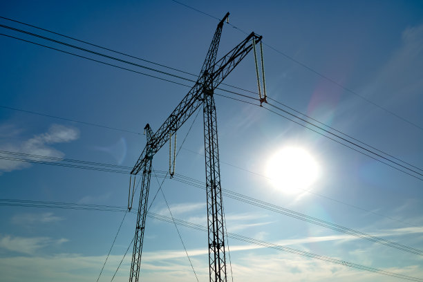 带有高压电线的钢柱，通过电缆长距离输送电能图片下载