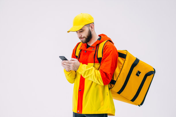 一个白人模样的年轻人正在等着点菜图片下载