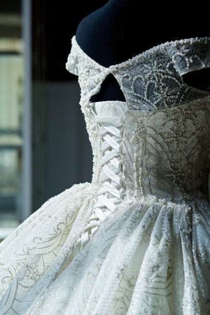 蕾丝和刺绣织物与珠结婚礼服图片下载