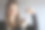 一个金发女孩手里拿着打开的指甲油。特写照片图片下载