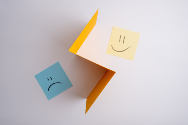 在彩色背景、横幅和文字位置上带有各种表情符号的纸卡。积极思考的概念形象与满意度图片下载