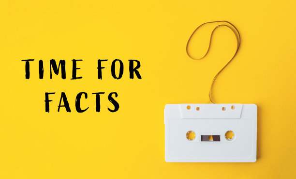 一根绳子上挂着一盘白色的盒式磁带，上面写着“时间为真相”图片下载