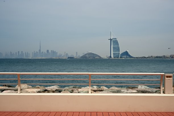迪拜天际线从朱美拉棕榈岛到迪拜市中心的一天图片下载