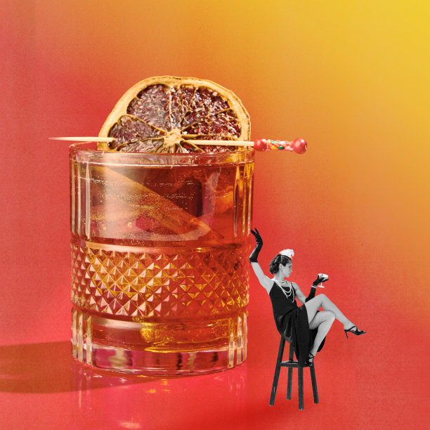 当代艺术拼贴。年轻女子穿着复古的衣服，坐在吧台凳上摆姿势，旁边是一大杯用干柑橘装饰的威士忌。图片下载