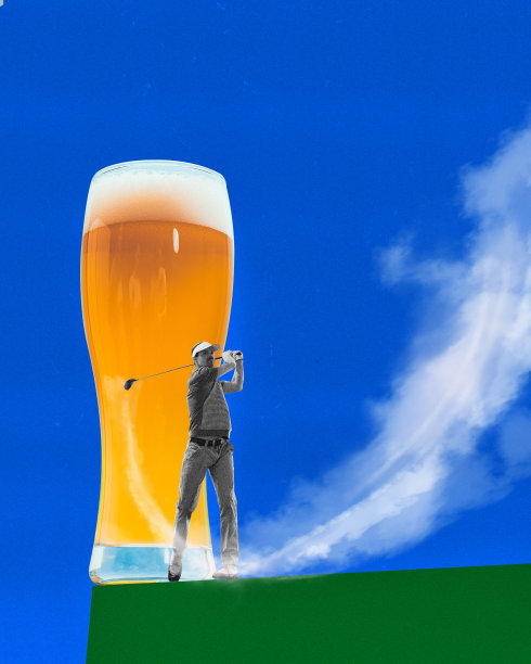 当代艺术拼贴。一个年轻人站在草地上打高尔夫球，身后拿着一大杯泡沫啤酒。图片下载