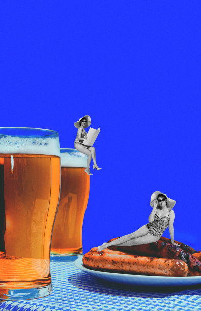 当代艺术拼贴。两个穿着泳装的年轻女子休息着，喝着啤酒，吃着美味的香肠。图片下载