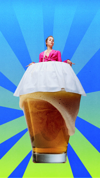 当代艺术拼贴。女人站在装满啤酒的玻璃杯上，拿着她的裙子，在抽象的背景下，像泡沫一样的饮料。图片下载
