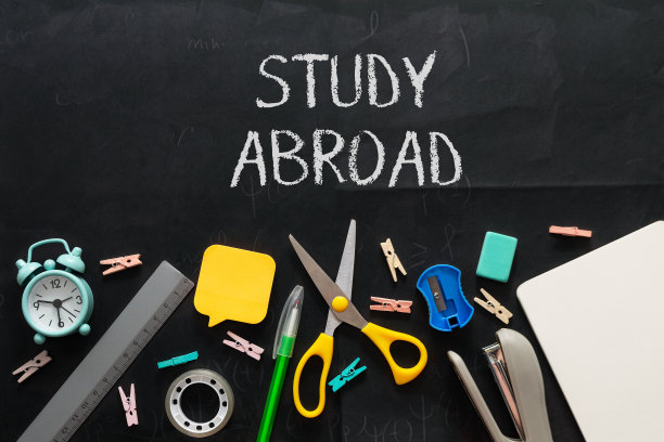 一块黑板，上面写着“出国留学”图片下载