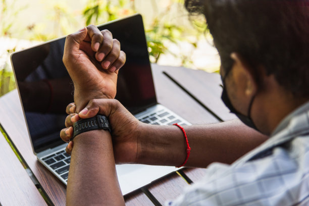 黑人握住他的手腕疼痛图片下载