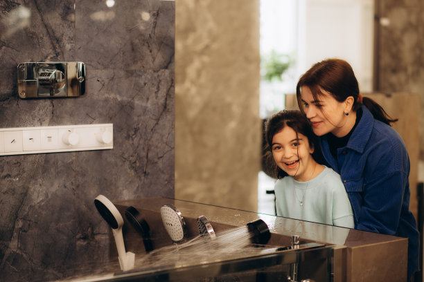 母亲带着女儿在卫生洁具店图片下载