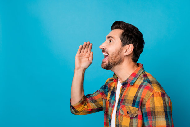 漂亮的年轻人的照片肖像尖叫空空间宣布销售穿着时尚的格子服装孤立的蓝色背景图片下载