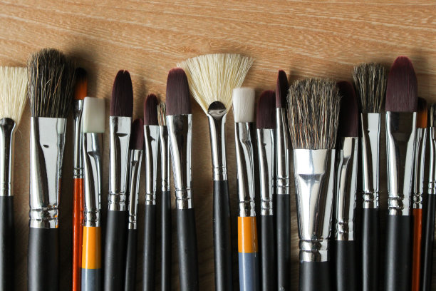 绘画笔刷和木质背景图片下载