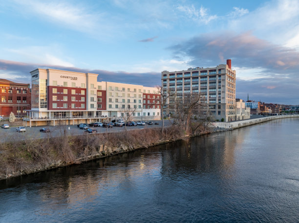 下午晚些时候，纽约特洛伊哈德逊河东岸万豪酒店的庭院鸟瞰图。图片下载