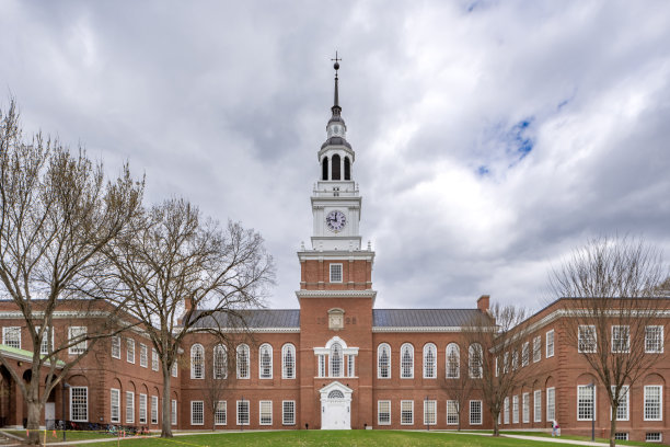 位于美国新罕布什尔州汉诺威的达特茅斯学院Baker-Berry图书馆的标志性照片，拍摄于一个多云的春日。图片下载
