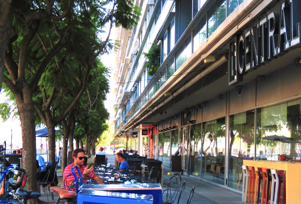 人们在布宜诺斯艾利斯市的马德罗港海滨。图片下载