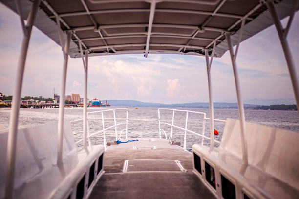 菲律宾萨马勒岛海滩边的小船图片下载