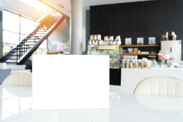 模拟菜单框架在桌子上的酒吧餐厅，剪辑路径。图片下载