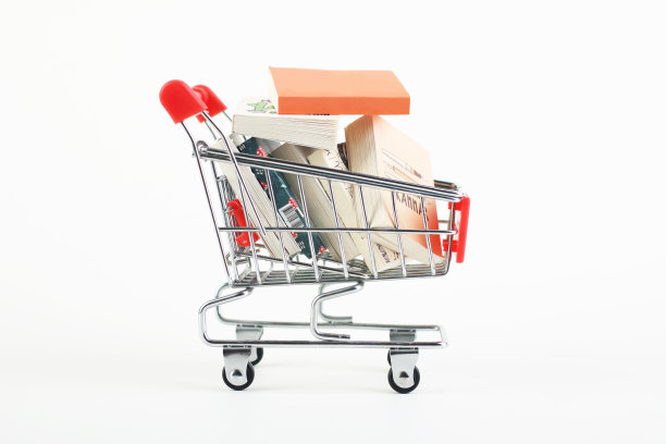 购物车与一个充满书籍在白色背景图片下载