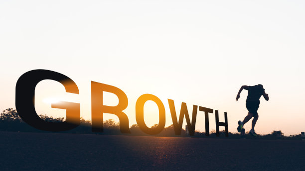 新的一年开始，2024年，领导者的准备、远见和新想法开始迎接新的生活。街上那个跑步的人正在跑步锻炼身体。图片下载