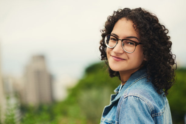 一个美丽的少女在户外的肖像图片下载
