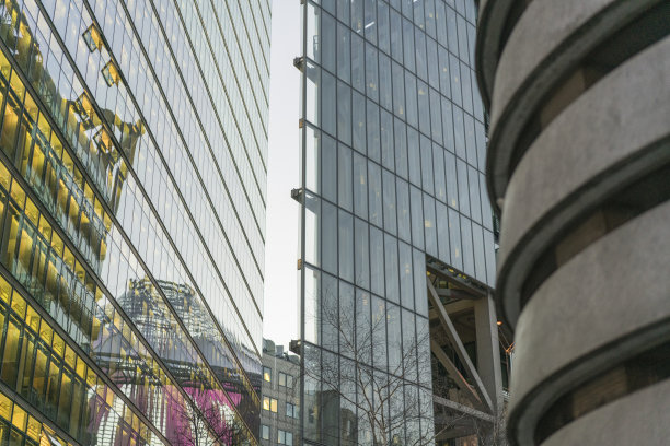 这张照片是2016年柏林的一张照片，展示了现代柏林的夜晚。Postdamer广场的现代建筑。图片下载