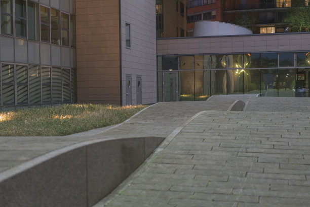 这张照片是2016年柏林的一张照片，展示了现代柏林的夜晚。Postdamer广场的现代建筑。图片下载