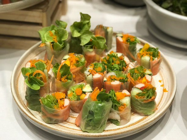 盘子里放着新鲜的春卷和蔬菜，照片特写图片下载
