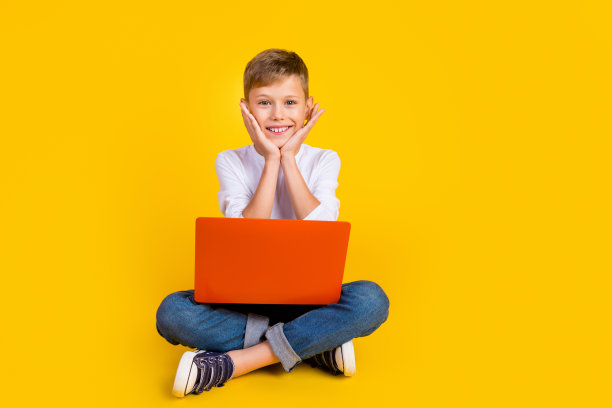 甜美印象的孩子穿着白色衬衫的全长照片远程教育装置空的空间孤立的黄色背景图片下载